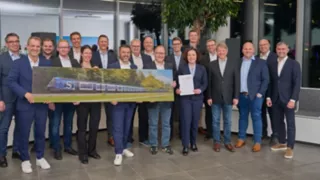 Feierliche Vertragsunterzeichnung zwischen Siemens Mobility und Hitachi Energy (Quelle: Weishart/Siemens Mobility)