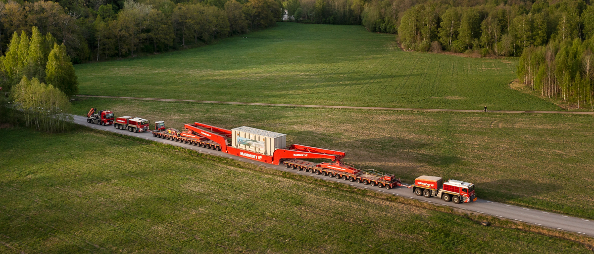 Tung transport från Hitachi. den 106m långa och 757,8 ton tunga transporten från Hitachi fotograferas på vägen söder om Färna.
Foto Jonas Bilberg