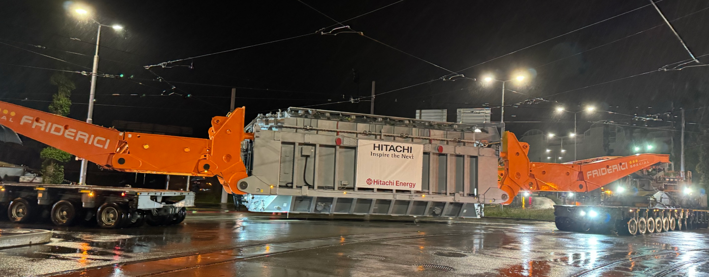 82 meters long, weighing 272 tons: In a spectacular heavy transport, the phase-shifting transformer from Hitachi Energy was delivered from its production site in Germany to Zurich, Switzerland. When fully assembled, it will weigh nearly 400 tons.