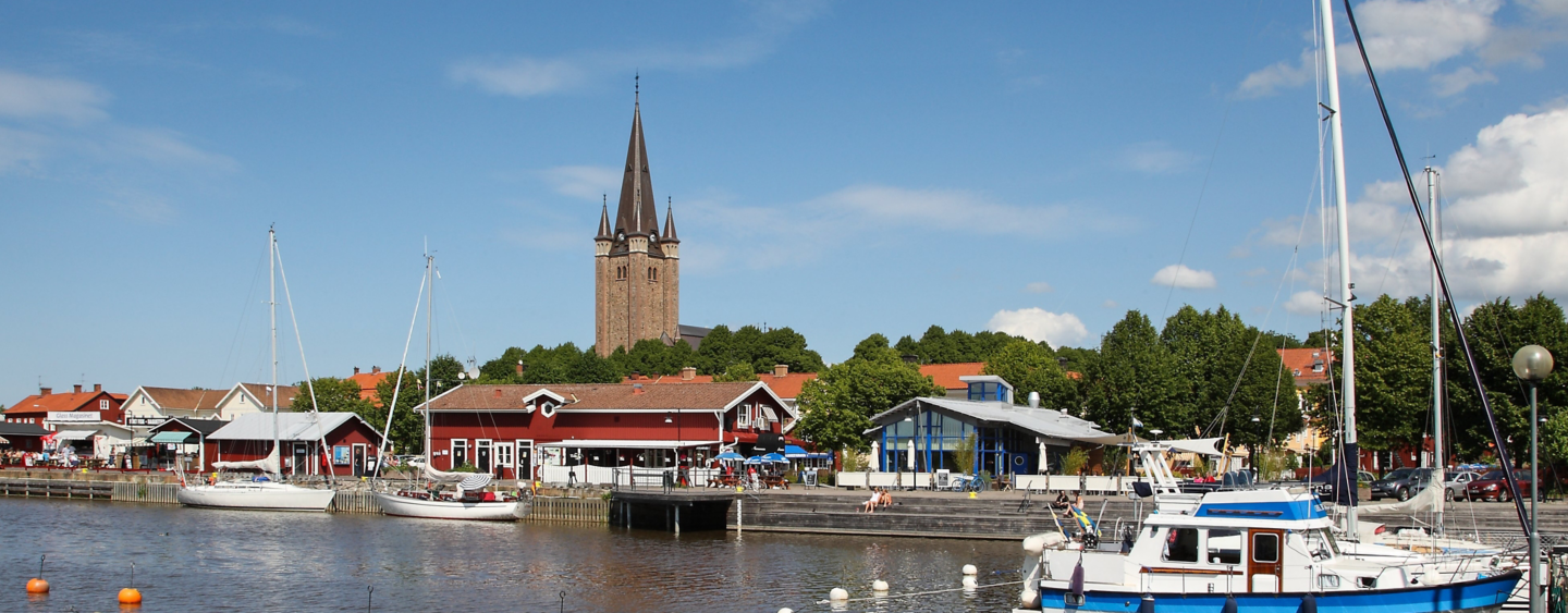 Mariestad is beautifully situated on the  Lake Vänern.  At the harbor there are cafes and several snack bars. Over the port you can see Mariestads landmark, the over 80 meters high cathedral.