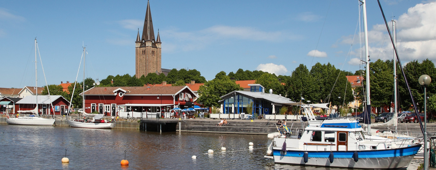 Mariestad is beautifully situated on the  Lake Vänern.  At the harbor there are cafes and several snack bars. Over the port you can see Mariestads landmark, the over 80 meters high cathedral.